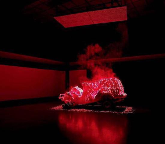李晖 《游离》 450×200×1000cm 装置 激光、烟雾、金属、布 2007
北京保利2015春拍以310.50万元成交 创造艺术家拍卖纪录