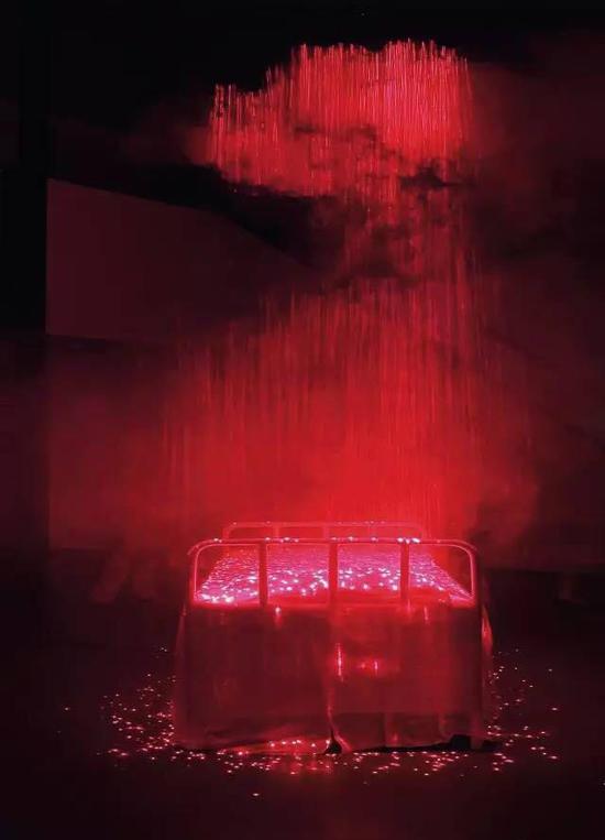 李晖《轮回》 225×176×550cm 不锈钢、激光、烟雾、布 2010
2017年北京保利春拍“尤伦斯男爵藏中国艺术品专场”以115.00万元成交