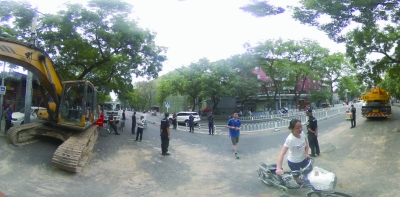 今天上午,挖掘机在东华门大街违建外待命,保安在路边维持秩序 摄/记者 杨益