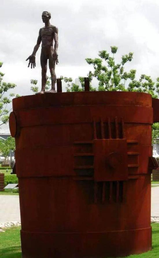 夏和兴，《守望的人》，铜、钢 ， 280×200×200cm ，2012年上海世博会江南广场