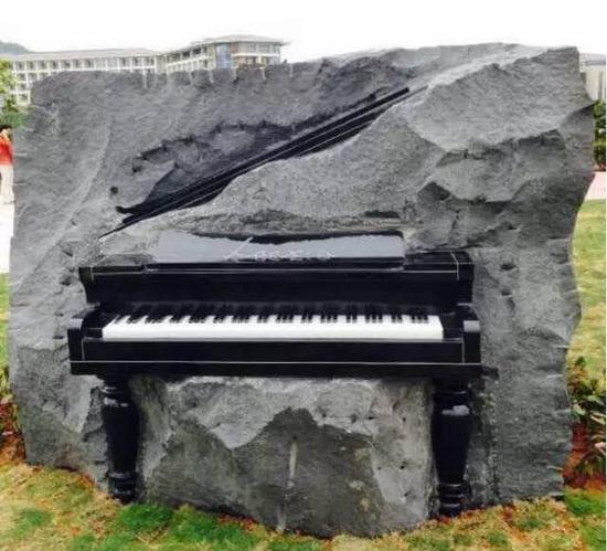 夏和兴，《会唱歌的石头》，花岗岩， 200cm（高），2014年