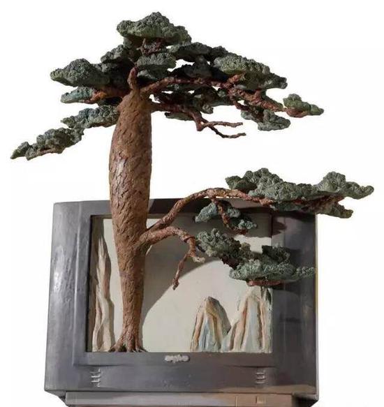 夏和兴，《荒诞的迎客松》，铸铜 ，45×50×120cm ，2012年