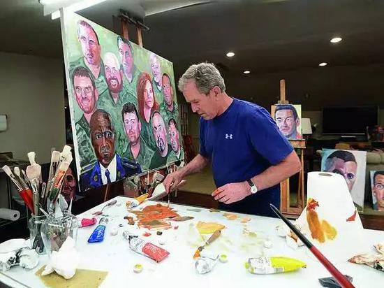 George W. Bush 正在作画，Courtesy of Grant Miller/George W. Bush Presidential Center