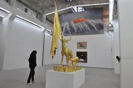 李颂华《情节的胜利》，铜、大理石，雕塑，2009年