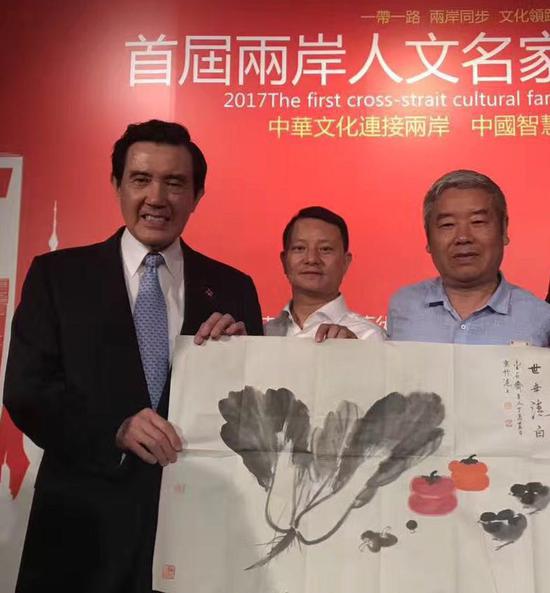 周传玉(右)与马英九合影
