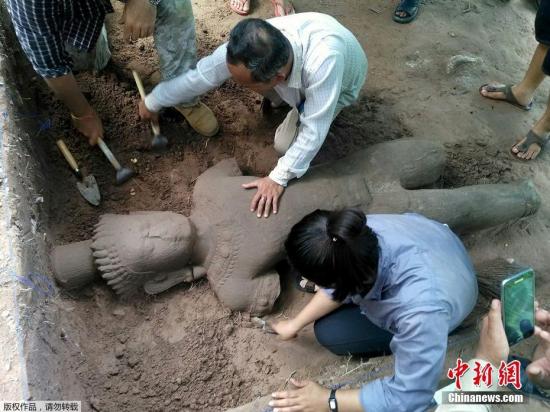 当地时间2017年7月30日,柬埔寨暹粒,考古学家挖掘出一尊数百年历史的雕像。