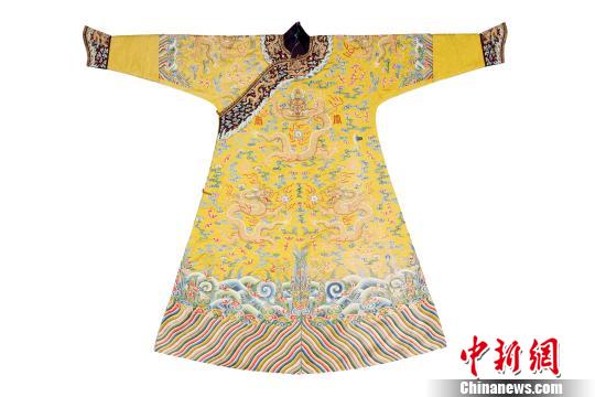 图为本次展览将展出的明黄色缎绣彩云蝠寿金龙纹男棉龙袍。浙江省博物馆供图