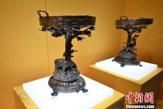 图为展馆内展出的1893年俄国的双耳洗