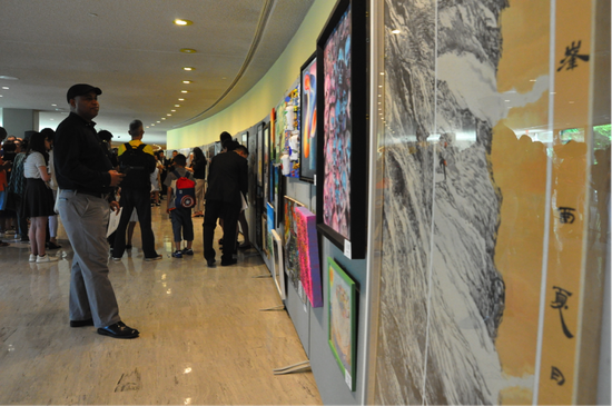 第二屆無界國際藝術展亮相紐約(圖1) 現場展出來自世界各地青少年藝術家的優秀作品