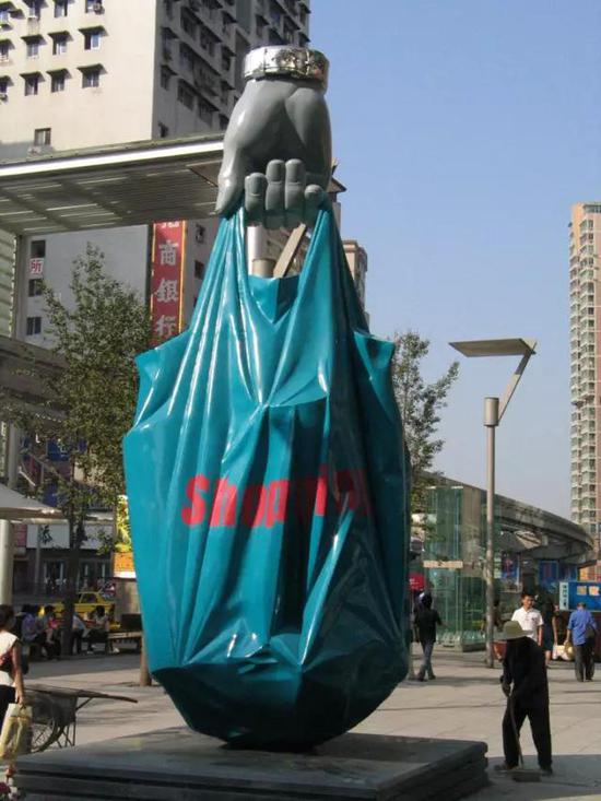 焦兴涛  购物狂1（重庆）  不锈钢、漆  高6.5米  2004