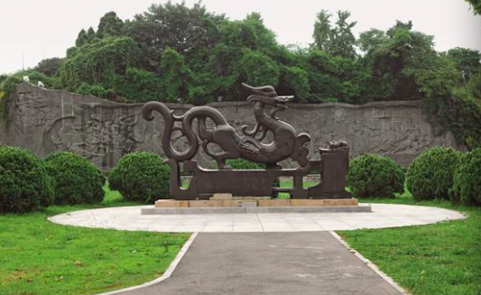 《叶公好龙》长8米 铸铜 1984年 武汉东湖寓言雕塑园