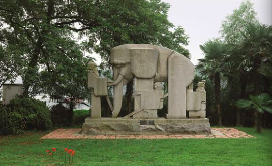 《盲人摸象》 花岗岩 1984年 武汉东湖寓言雕塑园