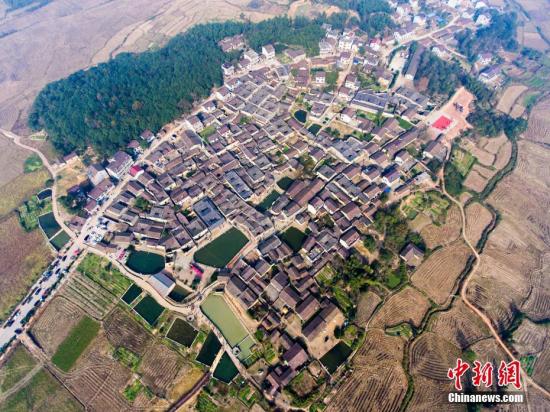 资料图:航拍位于江西金溪县有着600多年历史的中国历史文化名村、中国传统村落竹桥古村,俯瞰全村,形似一柄巨扇。傅建斌 摄