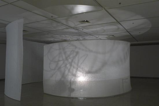 《隔空》（装置影像 ），铁丝网、布幕、灯光 ，尺寸可变，2013年