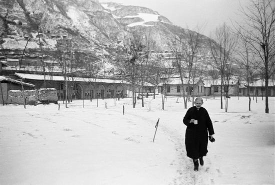 　美国进步女记者安娜·路易·斯特朗（Anna Louise Strong）在延安，1938年。（1946年，毛泽东在接受斯特朗采访时提出了“一切反动派都是纸老虎”的著名论断。