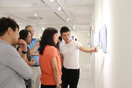 艺术家王磊为嘉宾讲解作品