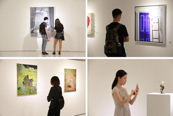 展览现场，来宾欣赏作品