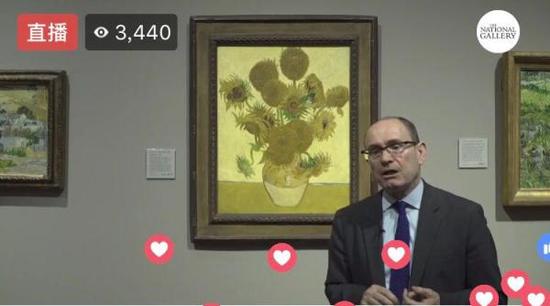 　　伦敦国家美术馆策展人Christopher Riopelle在凡·高的《向日葵》前向全世界的网友直播介绍这件作品。