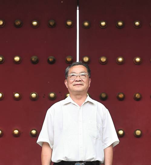 2017年8月1日,梁金生在故宫协和门前。(柴程 图)