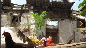 陕西文保寺庙坍塌 居民废墟上养鸡