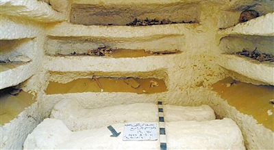 埃及考古学家在开罗南部的明亚省发现了3个距今近2000年的古墓