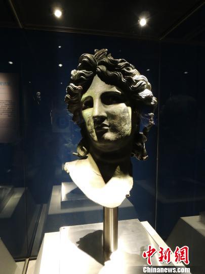 图为青铜阿波罗头像，是意大利国宝级文物。意大利文博专家称阿波罗青铜头像是1930年12月渔民在意大利萨勒诺海湾捕鱼时发现的。按比例推测，它应是一座大型雕像的头部。可惜的是，该雕像身体部分至今尚未被发现。　钱涛　摄