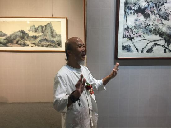 艺术家黄新本给观众讲解作品