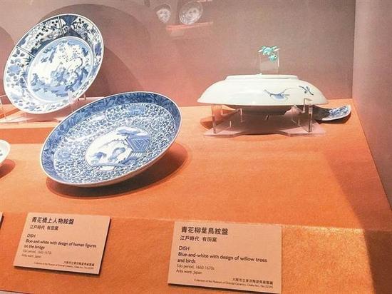 国立故宫博物院南部院区向日本借展的「青花柳叶鸟纹盘」，上月因不明原因滑落受损。(国立故宫博物院南部院区提供)