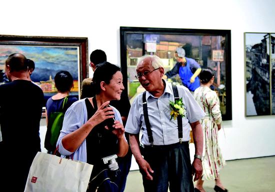 参展艺术家文国璋先生与友人探讨艺术话题
