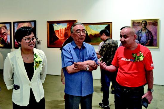 龙吟雅风运营总监翟凤莲女士陪同参展艺术家们观展