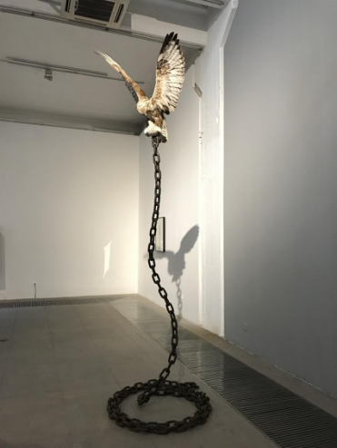 张琪凯，《我爱你》，动物标本、铁链，高3.3m 2010