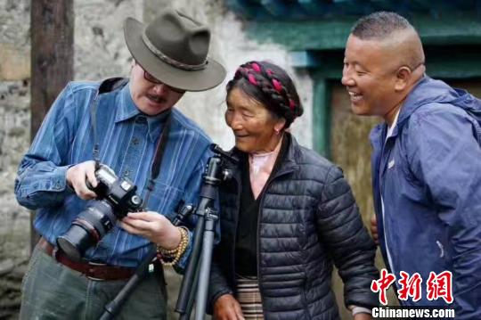 《西藏人文地理》杂志视觉总监、摄影师邱衍庆老师在琼结雪村摄影采风。　赵玉芹 摄