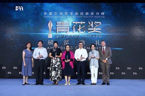 华艺国际执行董事杨彦莉女士现场领奖