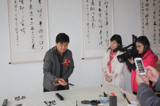 韩尧广先生创作中