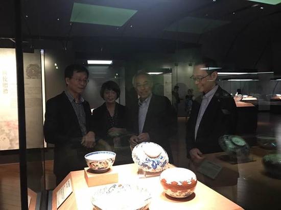 故宫院长林正仪(左一)、日本大阪市立东洋陶瓷美术馆长出川哲朗(右二)今表示,「青花柳叶鸟纹盘」将採日式传统「金继」方式修復。(高锦如摄)
