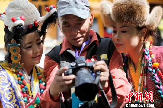 中国摄影家协会会员、西藏摄影家协会副秘书长普布次仁在琼结摄影采风　赵玉芹　摄