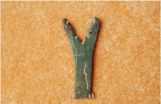 朝中社19日提供的照片显示的是肃宗墓出土的青铜勺柄