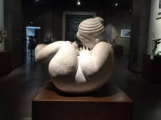 韩美林雕塑作品——母与子