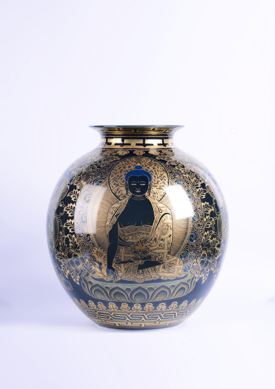 作品名称:药师佛
作品尺寸:32×35
画师:桑杰卡
作品工艺:瓷艺唐卡
作品简介:药师佛身形蓝色,着通肩袈裟,螺发高髻,左手托 药钵,右手持草药,金刚跏趺坐姿。药师佛曾发十二大愿,愿 为众生解除疾苦,使具足诸根,趋入解脱,故依此愿而成佛, 住净琉璃世界,其国土庄严如极乐国。供奉药师佛,读诵药师 如来本愿功德经,有助于延生续命。能远离疾病,消除灾难, 增加福德。