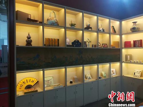 图博会故宫展示区域内的一些文创产品，吸引了很多参观者。上官云 摄