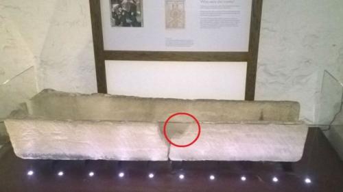 英国博物馆800年石棺被参观者损坏 (图片来源:普里特威尔修道院博物馆)。