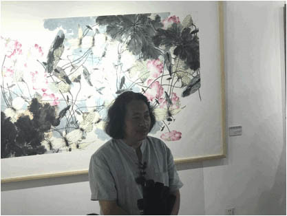 画家贾广健展览现场接受媒体采访