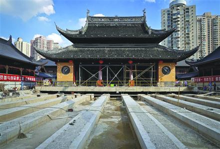 为保证原始风貌,大雄宝殿及其内部的佛像、文物将整体同步平移。 /晨报记者 竺钢