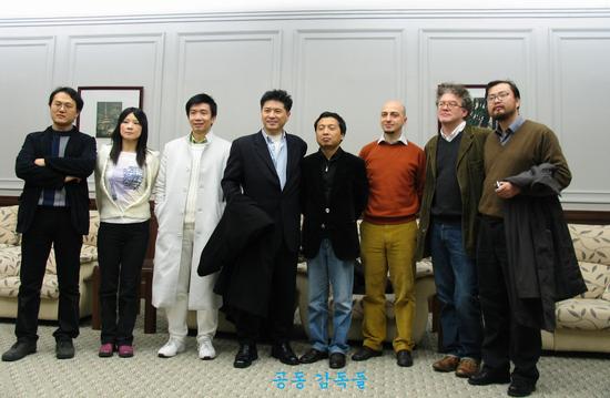 　　第六届上海双年展（2006）的策展团队，从左到右分别为：高士明（中国）、肖小兰（中国）、林书民（美国）、李圆一、黄笃（中国）、马拉涅罗（意大利）、沃特金斯（英国）、张晴（中国）