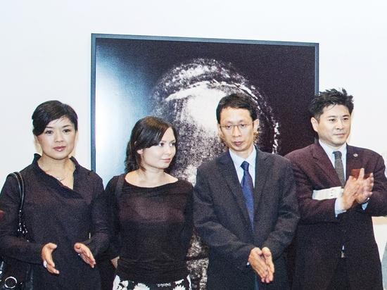 中国艺术家崔岫闻（左）参加了李圆一策划的首尔国际摄影艺术节（2006）