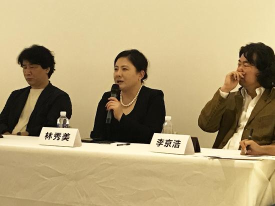 　　左起：金圣镐（《策展人李圆一评传》作者、独立策展人、艺术评论家）、林秀美（李圆一遗孀）、李京浩（韩国艺术家）