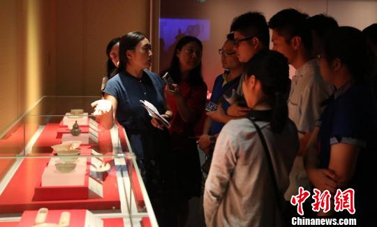 　　展览由故宫博物院从院藏品中遴选出50件痕都斯坦玉器，其中大多数是首度在公众面前亮相。　曹至圣 摄