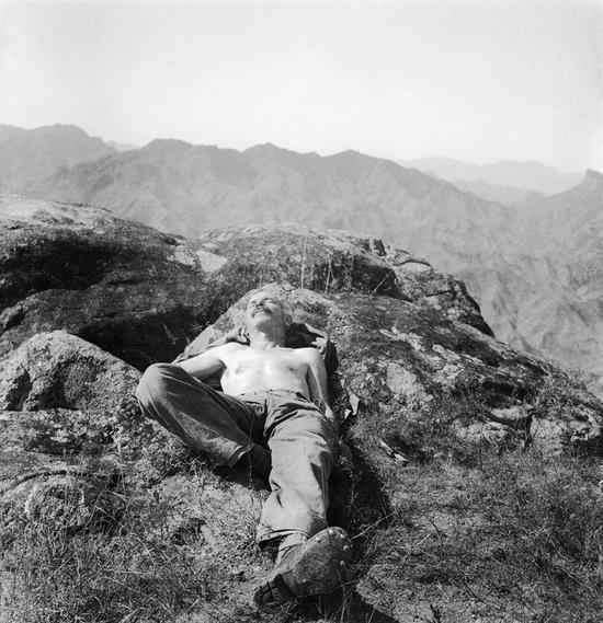 沙飞镜头下正在山坡上悠闲晒日光浴的白求恩 1938 喷墨打印