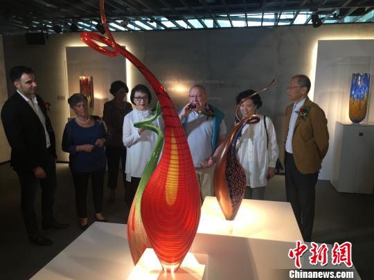 　　意大利“国宝”玻璃艺术大师利诺．塔亚彼耶得拉首次中国个展《再也不会有的Lino Tagliapietra》亮相上海琉璃艺术博物馆。　李佳佳　摄