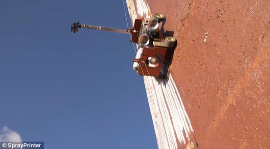 会爬墙的涂鸦机器人:最初只为满足女儿涂鸦愿望|机器人|涂鸦|颜料罐_新浪收藏_新浪网